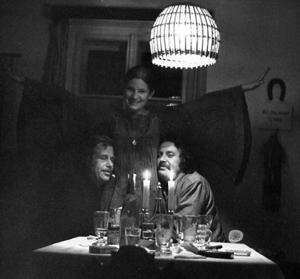 1974 – Friends Havel and Kohout shelter under Jelena Mašínová's wings at the end of an evening in Hrádeček under police surveillance.