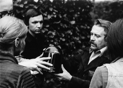 1978 – Jelena Mašínová with Pavel Kohout, accompanied by the singer Marta Kubišová and painter Karel Havlíček, bury Edison, the dachshund poisoned by the militia.