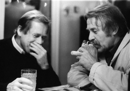 1990 – Nach zehnjähriger erzwungener Pause treffen sich die einst verbotenen Autoren wieder in Sázava, Václav Havel als Präsident  der Tschechischen und Slowakischen Republik.